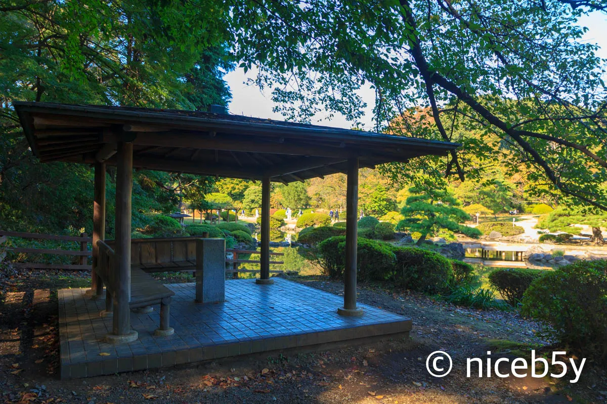 신주쿠 교엔 언어의 정원 정자